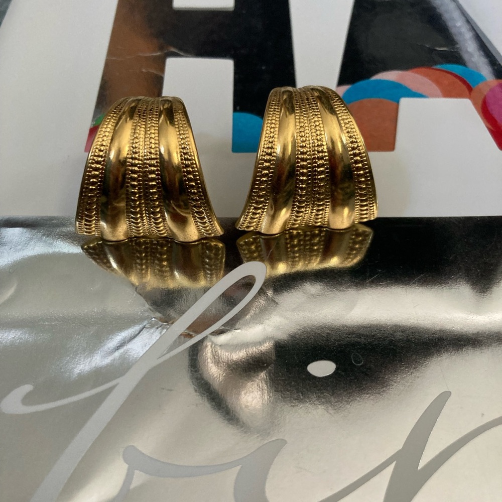 Vintage pair of gold tone scroll earrings